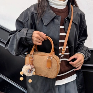 Sac Boston rétro marron pour femme avec charme d'agneau et bandoulière réglable