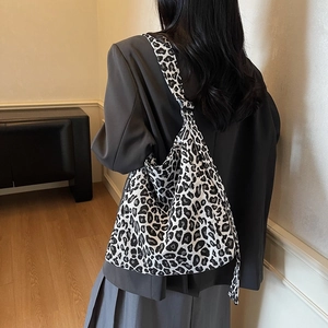 Borsa tote retrò con stampa leopardata bianca e nera in tela morbida e tracolla spalla