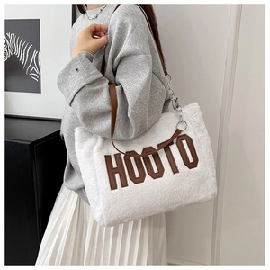 Bolso tote de felpa blanca con letras HOOTO en cuero y detalle de cadena metálica