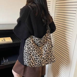 Elegante borsa tote in tela con stampa leopardata da donna con design a spalla capiente