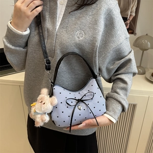 Sac bandoulière rayé bleu avec motifs de cœurs noirs et breloque lapin blanc