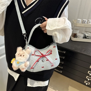 Sac bandoulière bleu clair à nœuds rouges avec porte-clés lapin en peluche