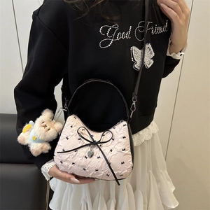 Sac à main jacquard rose avec nœud, pendentif cœur et breloque lapin sur modèle