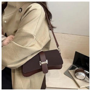 Braune Vintage-Baguette-Tasche mit mattem Lederfinish und klassischer Metallschnalle