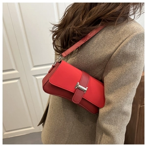 Detail der roten Patchwork-Lederschultertasche mit silberner H-Schnalle und Gurt