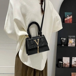 Borsa a mano nera stile francese con patta di paillettes, pendente a V e nappa