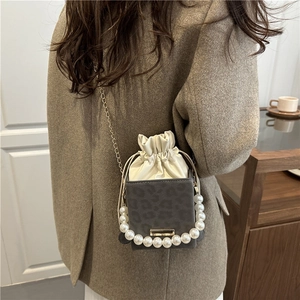 Sac seau tendance à imprimé léopard avec poignée en perles et bandoulière chaîne