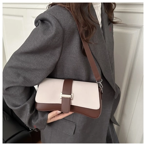 Detail der Leder-Schultertasche im Color-Block-Design mit silberner Schnalle und Gurt
