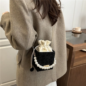 Sac seau élégant en velours noir avec motif léopard et poignée en perles blanches