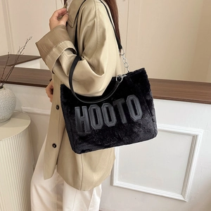 Bolso de hombro de felpa negra para invierno con letras HOOTO y cadena de metal