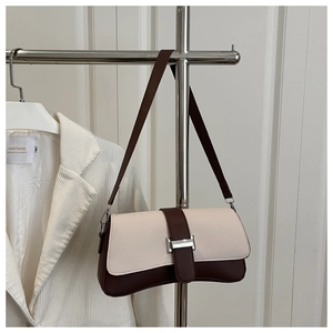 Detail der minimalistischen zweifarbigen Baguette-Tasche mit silberner Metallschnalle