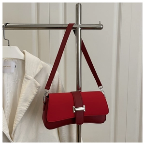 Detail der roten Leder-Schultertasche mit zweifarbigem Design und silberner Schnalle
