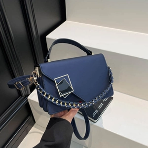 Sac Carré en Cuir PU à la Mode Avec Poignée en Chaîne Boucle Géométrique Sac à Main Femme Sac Bandoulière pour les Trajets Quotidiens