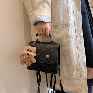 Borsa a mano nera chic con motivo litchi, stampa di coniglio e ciondolo a forma di orso