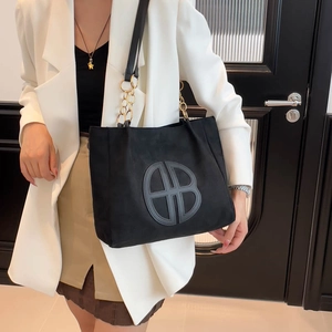 Bolso tote grande de ante negro con logotipo en relieve y asa de cadena dorada