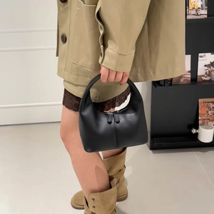 Sac hobo croissant en cuir noir minimaliste pour femmes avec double fermeture et poignée