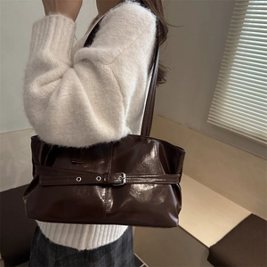 Sac fourre-tout en cuir huilé brillant marron chocolat avec boucle porté par un mannequin