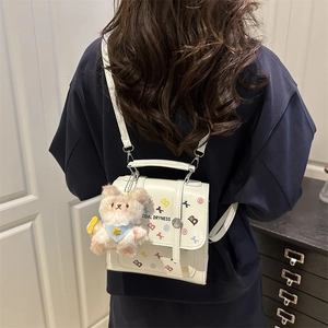 Sac à dos en cuir blanc avec lettres colorées, motifs de cœur et breloque ours
