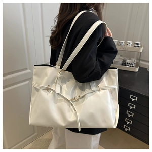 Detailed view of a white large-capacity tote bag worn over the shoulder for a modern look