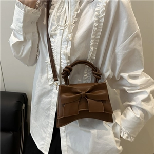 Sac bandoulière marron foncé rétro avec décoration nœud et poignée nouée sur modèle