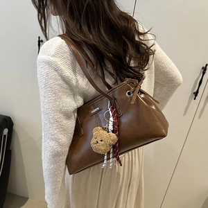 Sac à bandoulière rétro marron foncé en demi-lune avec pendentif ours en peluche