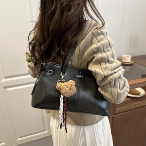 Sac fourre-tout chic en similicuir noir pour femme avec charmant petit ours brun