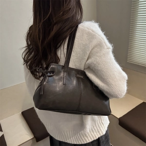 Sac fourre-tout tendance en cuir marron foncé pour femme avec plaque métal et cordons latéraux