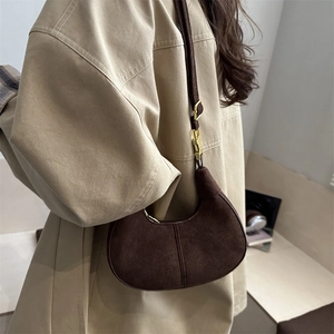 Sac hobo croissant marron foncé avec détails dorés et texture daim élégante