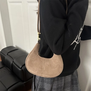 Sac hobo croissant en daim marron avec surpiqûres et boucle dorée en forme de H chic