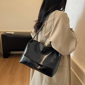 Minimalistische schwarze Umhängetasche aus Lackleder mit silberner Kette für Damen
