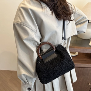 Sac cabas tendance en polaire noire avec poignée en bois marron et bandoulière réglable