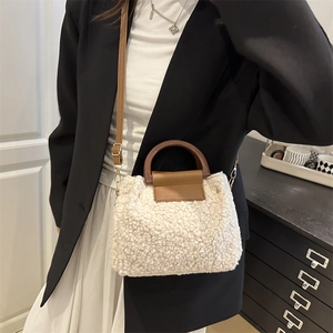 Sac à main chic beige en peluche léopard avec poignée en bois et rabat en cuir marron
