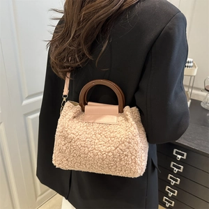 Sac à main beige en fausse fourrure avec poignées marron et bandoulière rose