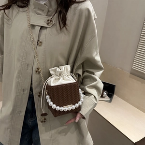 Sac seau élégant avec base tressée et poignée en perles en crème et marron