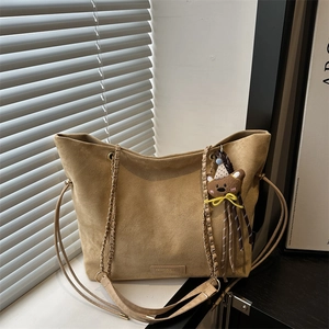 Grand Sac Cabas Seau pour Femmes en Suédine Cuir PU Sac à Épaule Bandoulière Avec Chaîne et Pendentif Ours Main