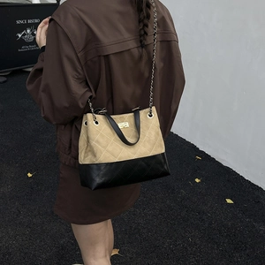 Borsa tote bicolore beige e nera con motivo trapuntato e tracolla a catena metallica