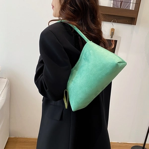 Sac sous le bras vert menthe mat pour femme au design minimaliste en cuir souple