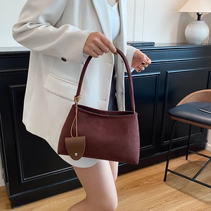 Sac à épaule vintage bordeaux en daim avec charm en cuir pour femmes en 2025