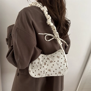 Borsa a spalla in velluto a coste beige con stampe fiocchi e cuori e tracolla a pieghe