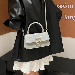 Sac à bandoulière gris clair chic avec rabat à paillettes argentées et boucle dorée