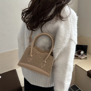 Sac bandoulière en imitation peau de mouton beige et marron porté par un mannequin