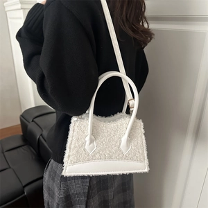 Sac à main chic en fausse fourrure et cuir blanc avec poignée et bandoulière réglable