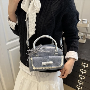 Petit sac bowling en denim bleu pour femme avec nœud argenté et dentelle