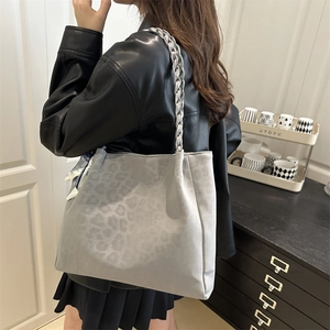 Sac cabas léopard gris avec bandoulière chaîne argentée et foulard en soie décoratif femme