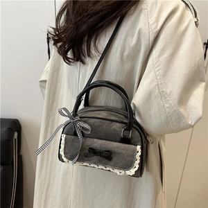 Sac Boston en denim gris foncé avec bordure en dentelle, nœud noir et bandoulière en cuir