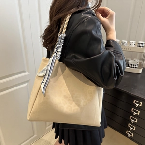 Sac fourre-tout beige à imprimé léopard avec anses tressées et foulard décoratif