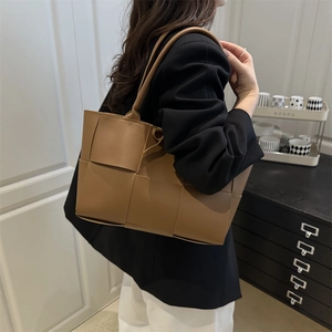 Sac cabas tissé marron pour femme présenté comme un grand sac à bandoulière élégant