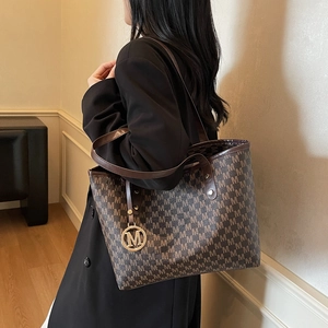 Sac cabas marron vintage avec imprimés lettres M et breloque dorée pour le quotidien