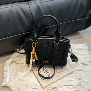 Sac sous le Bras Vintage Imprimé Léopard pour Femmes en Cuir PU Mat Sac à Bandoulière à Main avec Pendentif en Perles