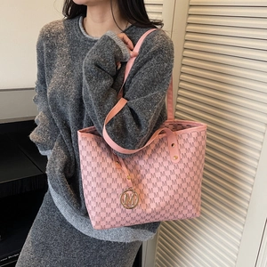 Sac cabas vintage rose avec motif monogramme, pendentif doré et grand volume élégant